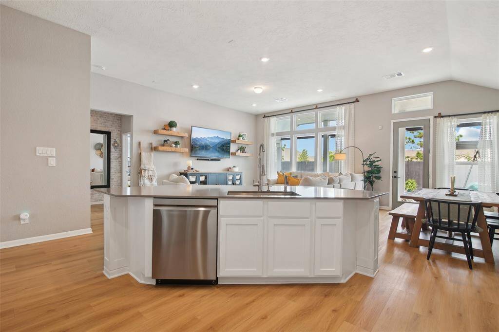 Perfect for entertaining the seamless flow of the living room, kitchen and dining area makes it both functional and stylish.