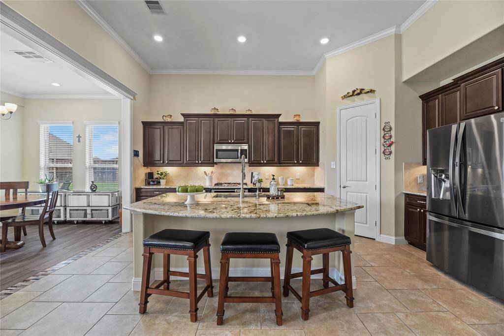 SS appliances, gas cooking and undercabinet lighting!
