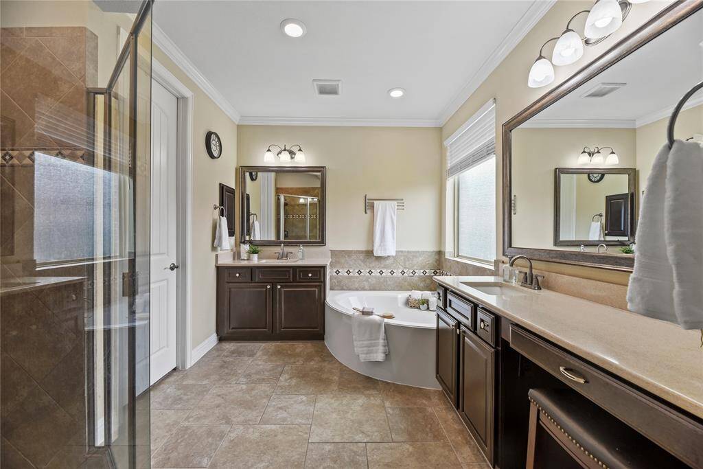 Dual sinks, soaking tub...