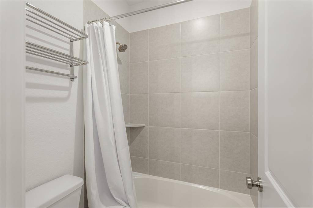 Secondary bathroom with a shower/tub combo.