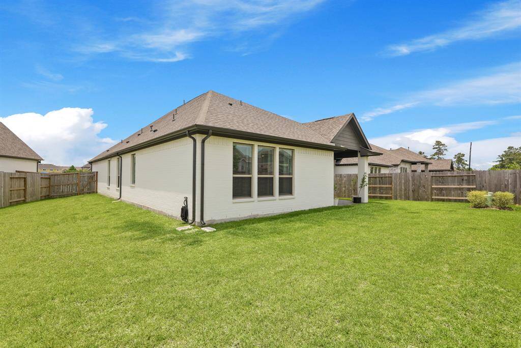 Check out all of that wonderful green space for the kids and pets to run around in.