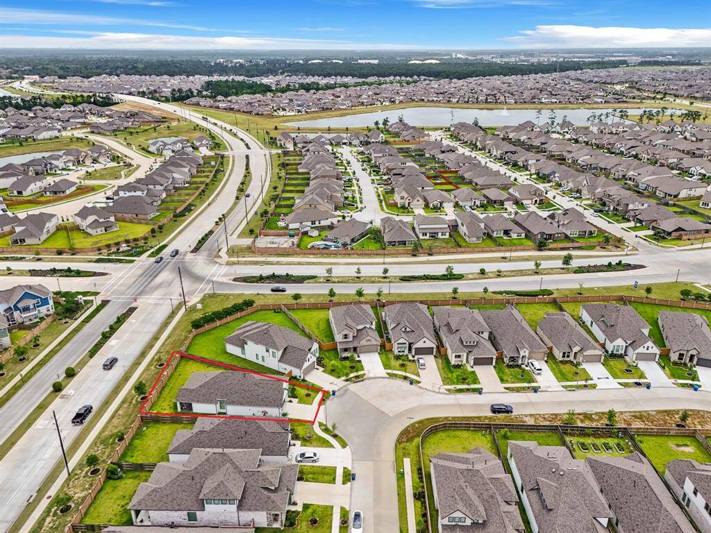 Enjoy exclusive access to resort-style amenities such as the Crystal Clear Lagoon, scenic parks and walking trails while being conveniently close to wonderful shopping and dining venues, Hwy 59/69, Beltway 8 and Bush Intercontinental Airport (IAH)!