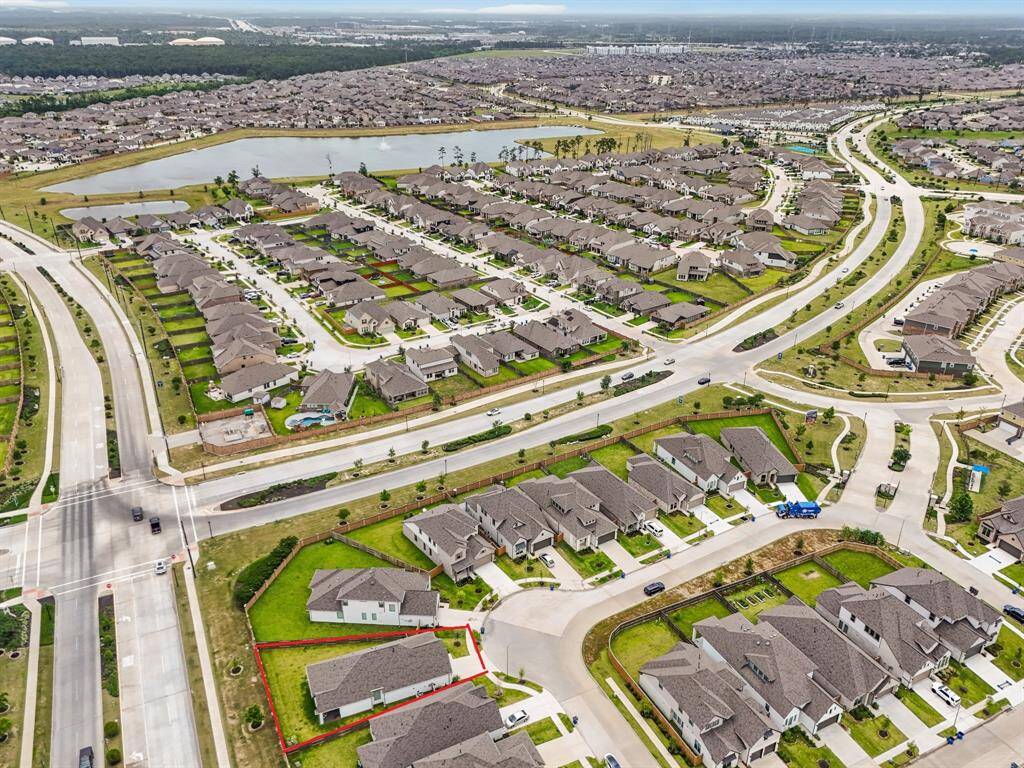 Enjoy exclusive access to resort-style amenities such as the Crystal Clear Lagoon, scenic parks and walking trails while being conveniently close to wonderful shopping and dining venues, Hwy 59/69, Beltway 8 and Bush Intercontinental Airport (IAH)!
