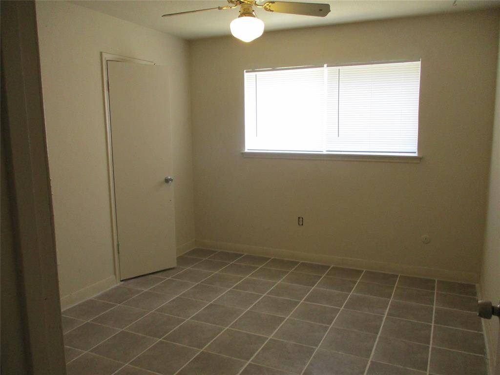 Ceiling fan with walk in closet in 2nd bedroom. new tile in 2022 too!
