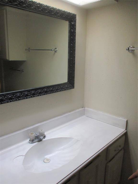 nice mirror in 2nd bathroom