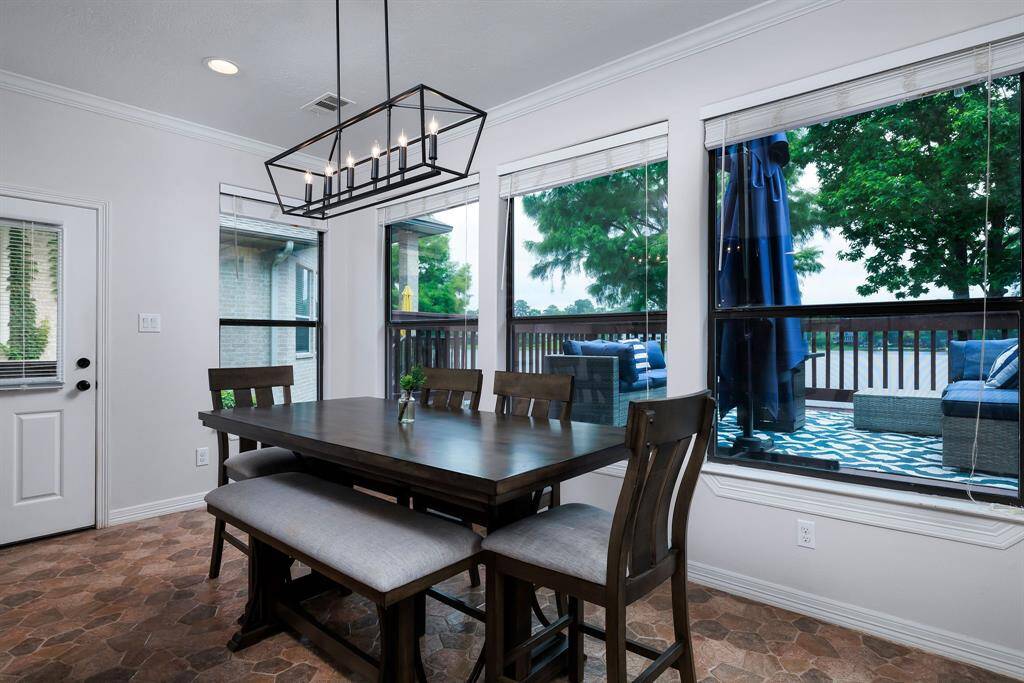 Breakfast room/dining area with lakeviews!