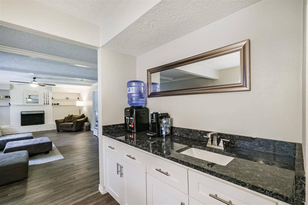 A closer look at the wet bar area.