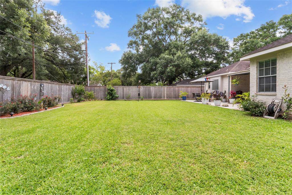 Look at this yard!! This is almost a 1/4 acre lot--plenty of room for a pool!
