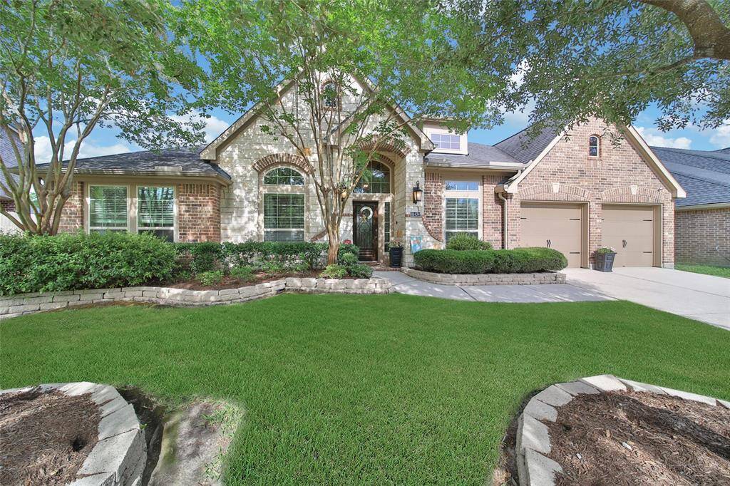 Welcome home to beautiful curb appeal.