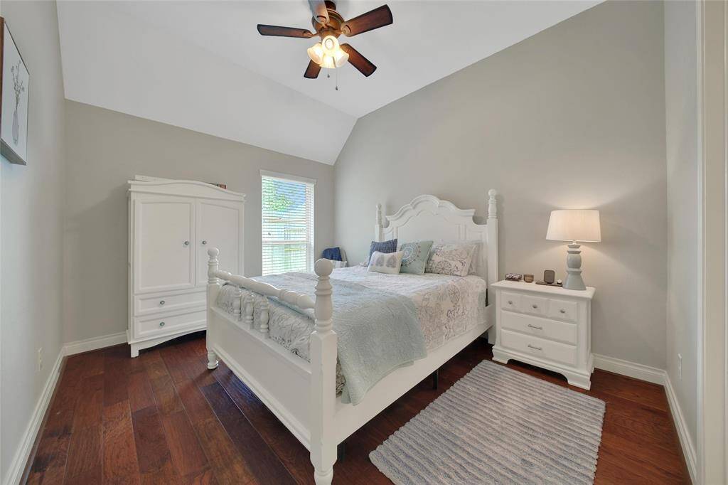 Welcoming bright larger secondary bathroom with ensuite bathroom.