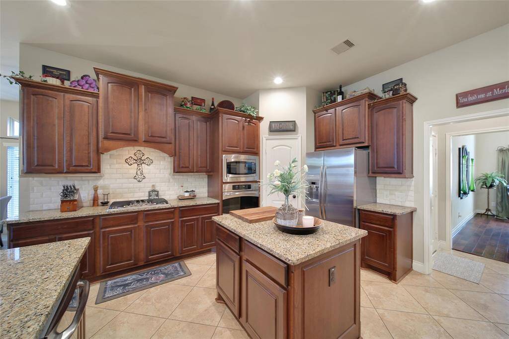 Travel easily between the kitchen, formal dining and breakfast area.