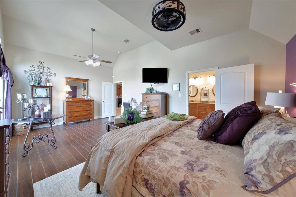 High ceilings additionally opens up the space even more.