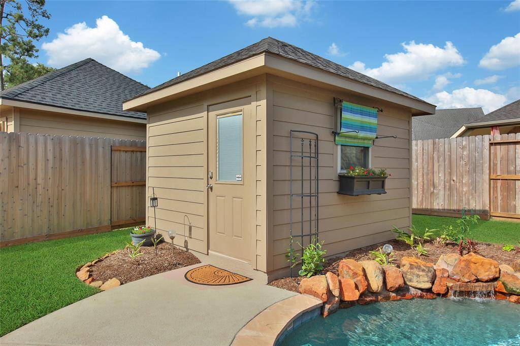 Bonus pool room is equipped with a bathroom and space for changing /storage.