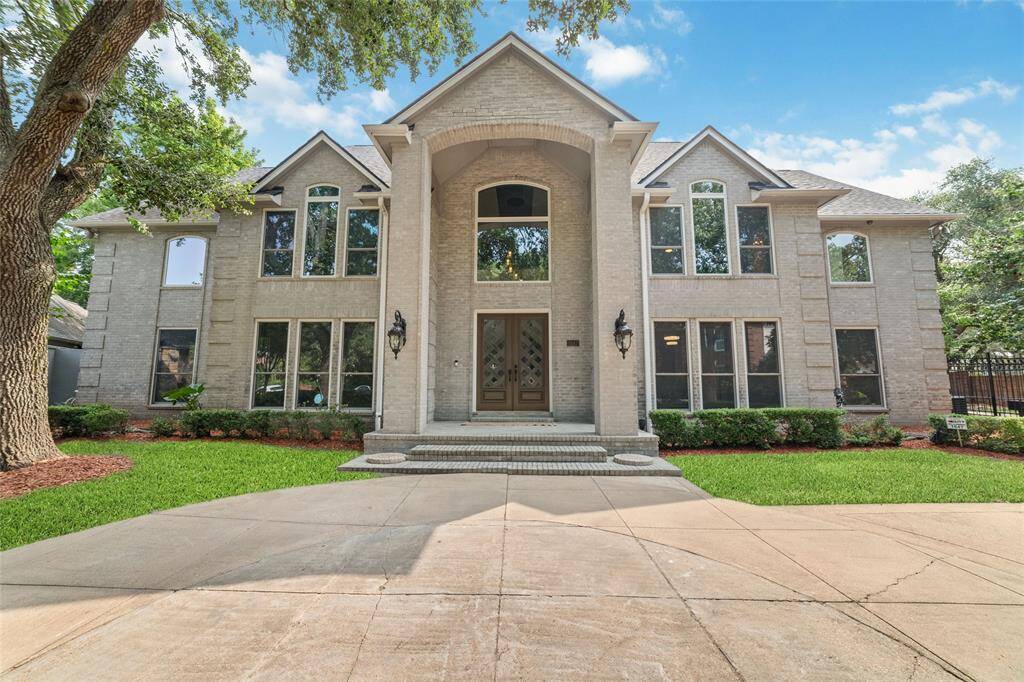 Welcome to this charming custom Kickerillo Home in Kelliwood/Notthigham Country