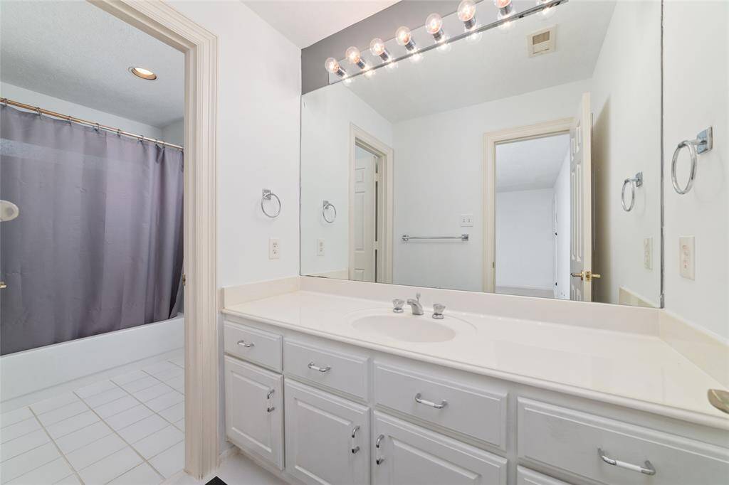 Another shared upstairs bathroom with upgraded tile floor inserts.