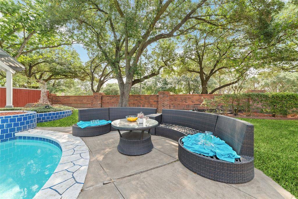 Great backyard.  The outdoor furniture is staying.  (The staging is not included)