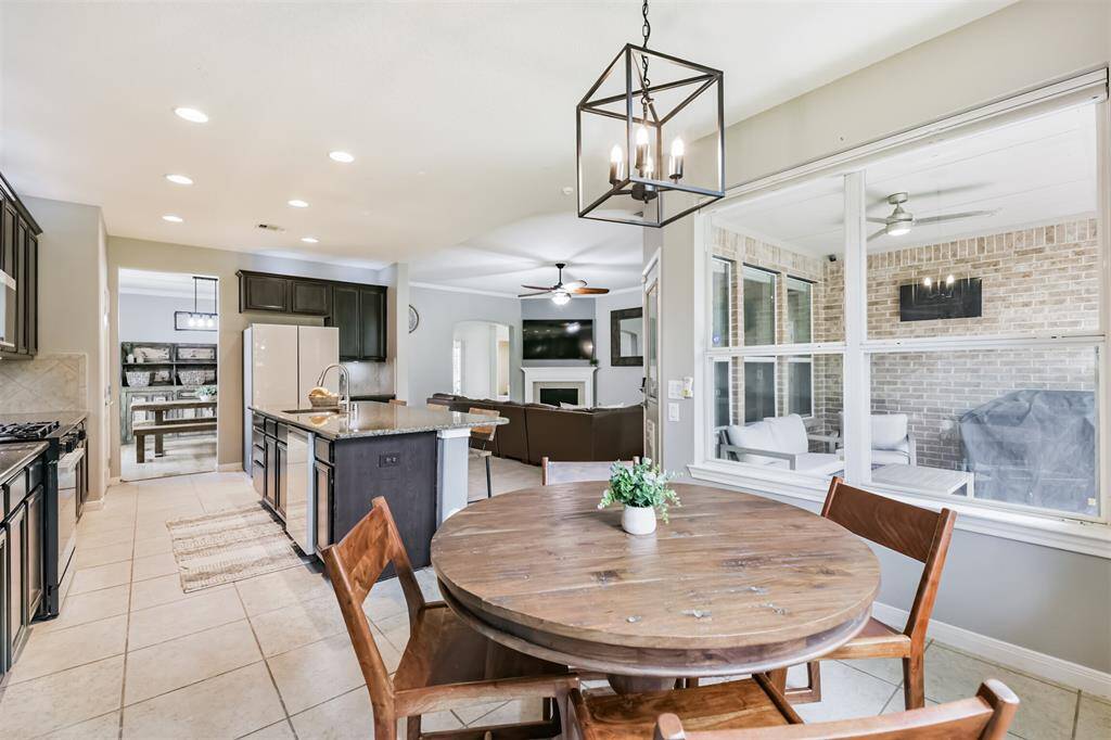 The large windows allow all that luscious natural light to pour in the room.