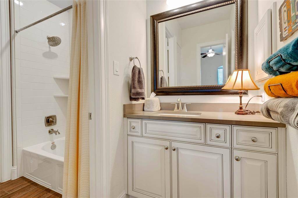 The elegant jack n Jill bathroom that connects two of the guest bedrooms.