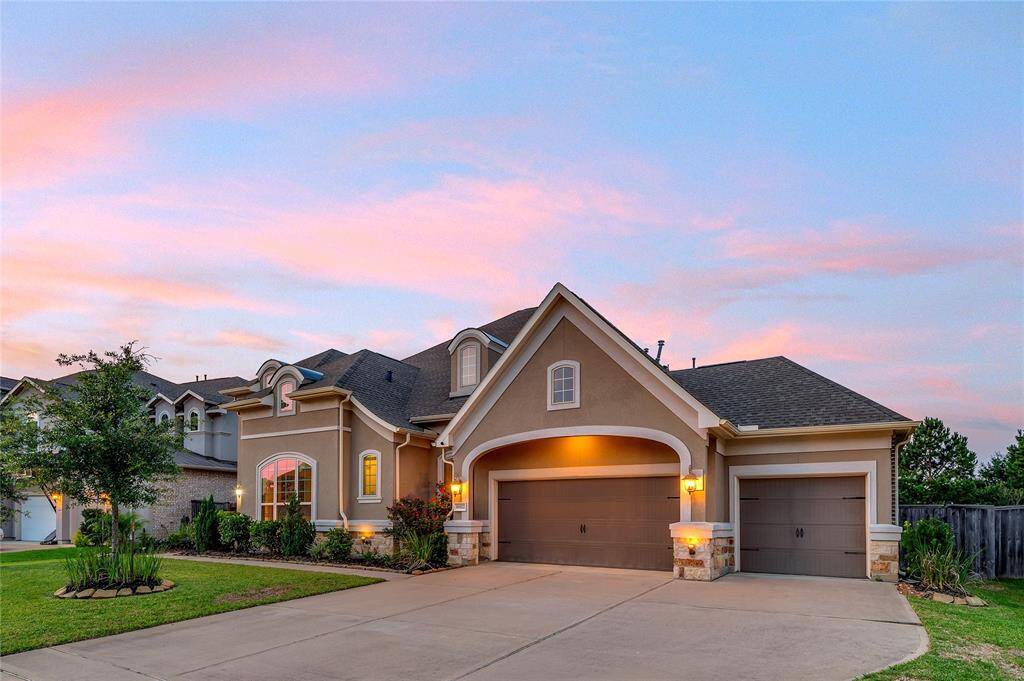 Plenty of parking in the driveway for guests.