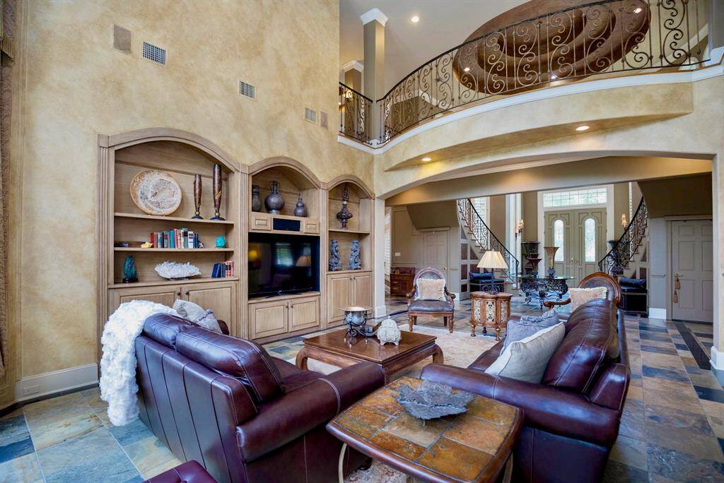 THIS FAMILY ROOM IS SITUATED IN THE HEART OF THE HOME. IT IS A GRAND SPACE TO MAKE GRAND MEMORIES!!!