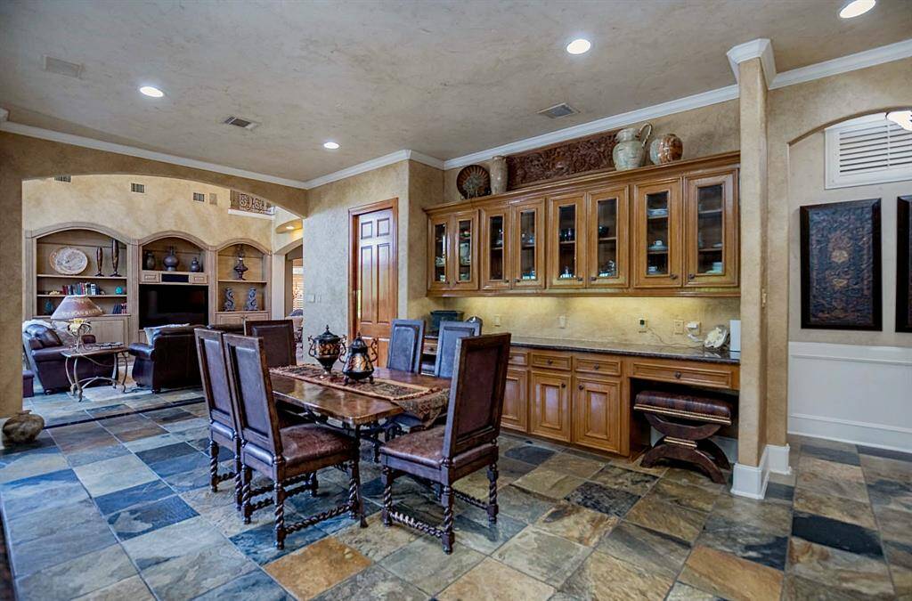 THE HUGE BREAKFAST ROOM IS THE PERFECT PLACE FOR FAMILY GATHERINGS. THE EXTENSIVE CABINETRY AND PLANNING STATION ADD TO THE SPACE!