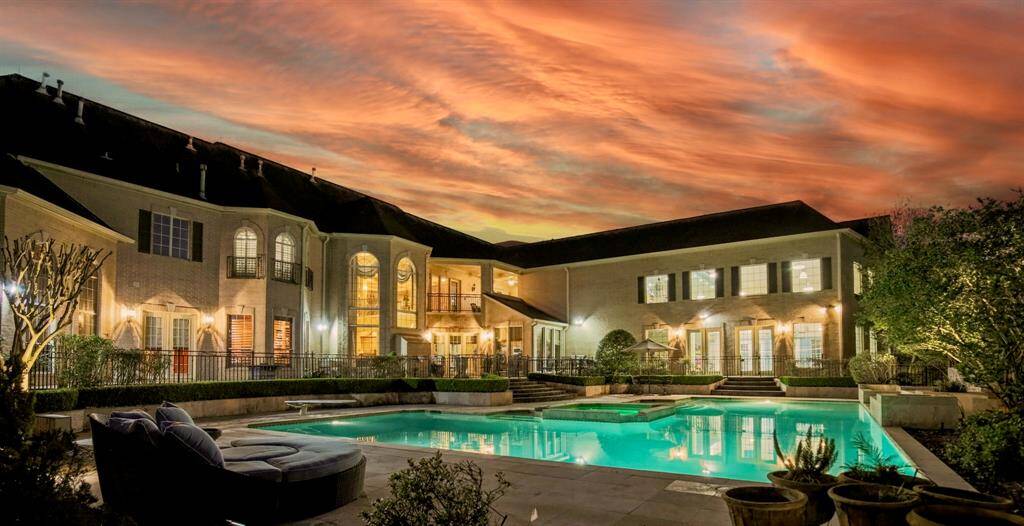THIS OUTDOOR OASIS IS INCREDIBLE! YOU WILL FEEL LIKE YOU ARE ON VACATION EACH AND EVERY DAY!
