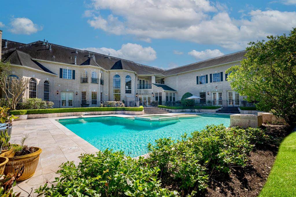THIS IS TRULY A MAGICAL PARADISE! RELAXING BY THE POOL WILL NEVER BE THE SAME AGAIN!!!