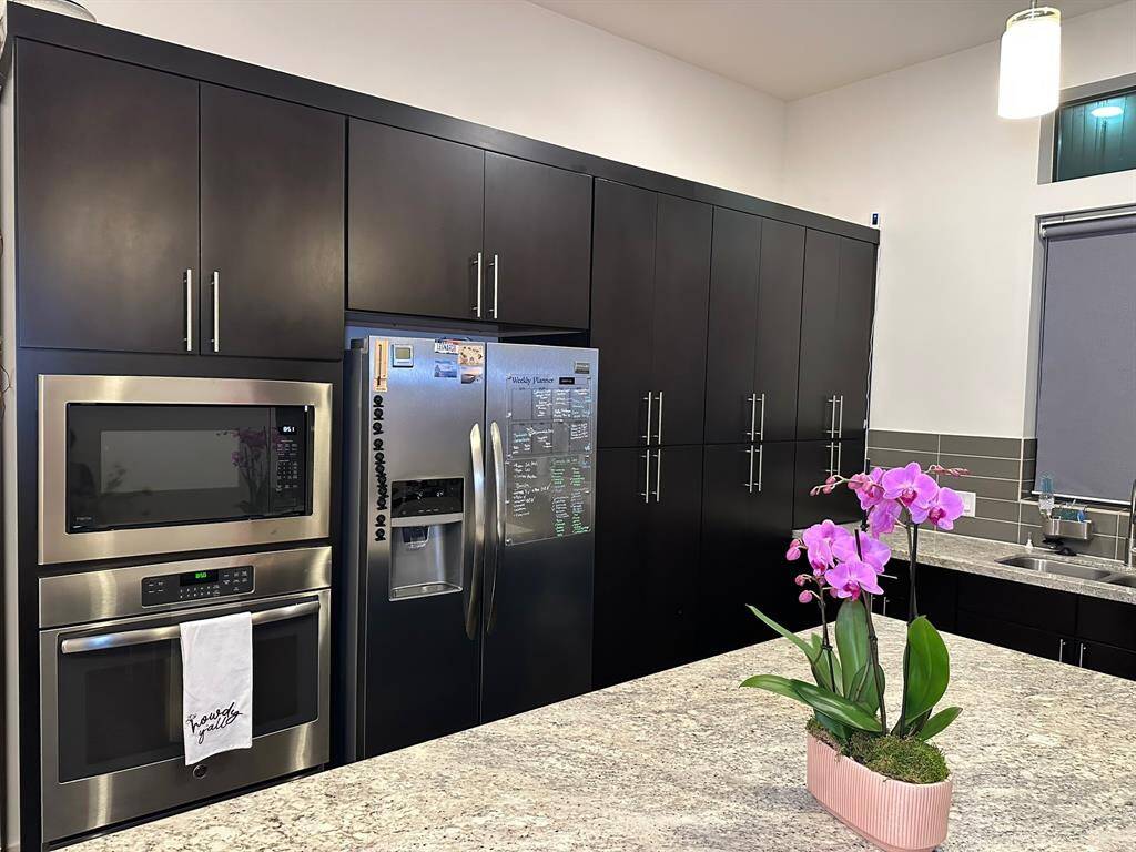 Kitchen (refrigerator included)