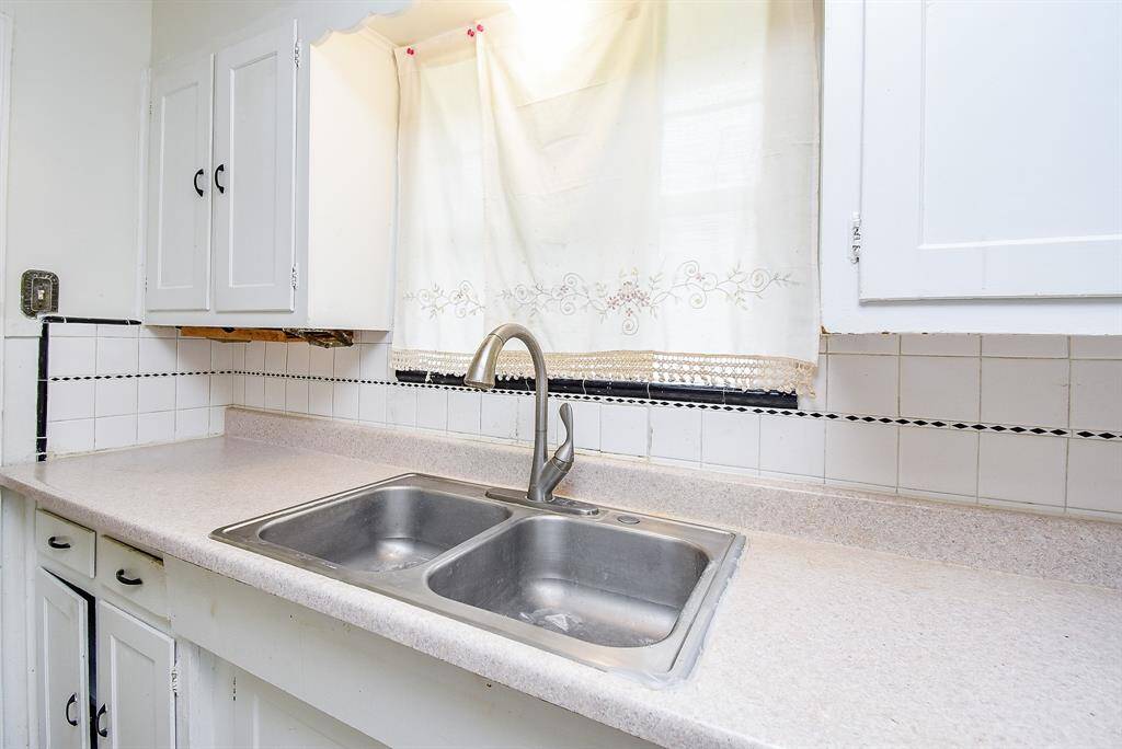 Lots of Space In kitchen