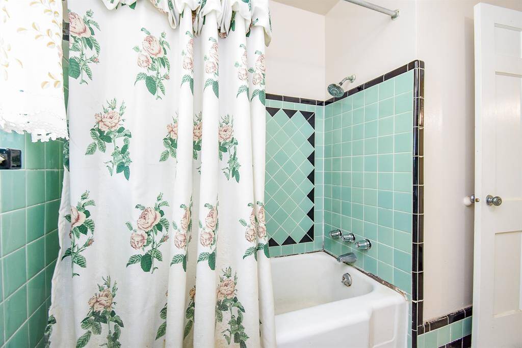 Gorgeous Retro Tile in Bathroom