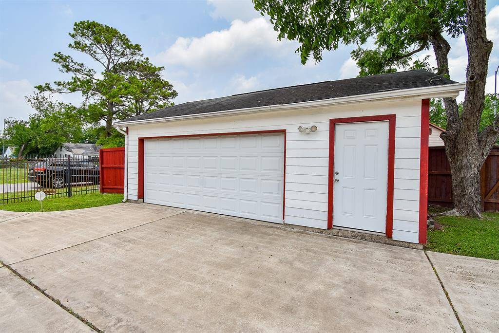 Detached 2 Car Garage with Private Driveway