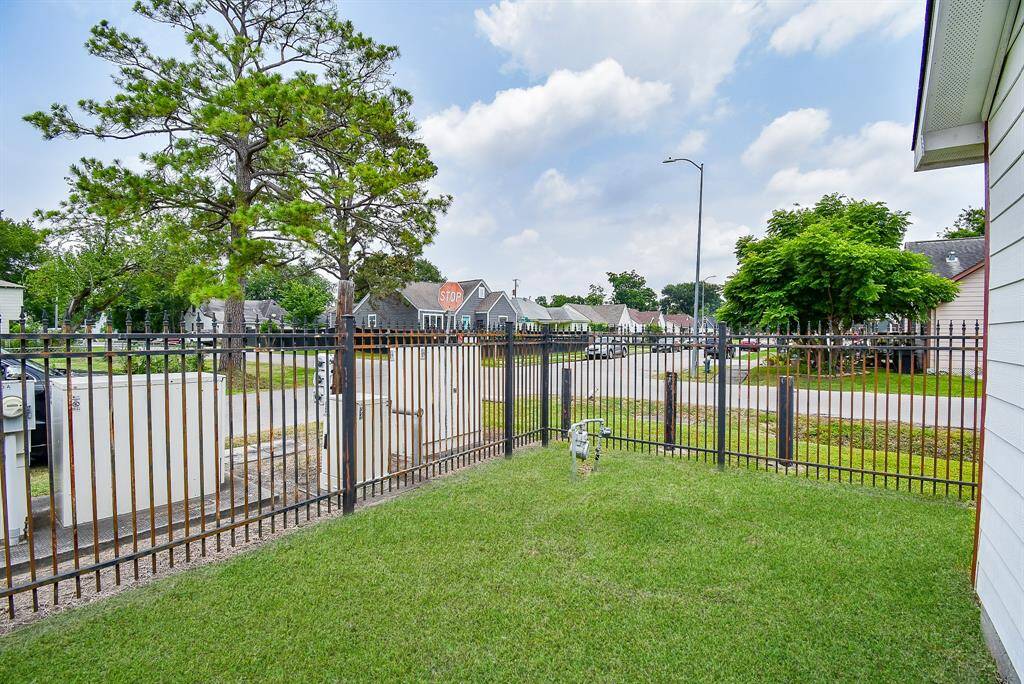 Spacious Side Yard