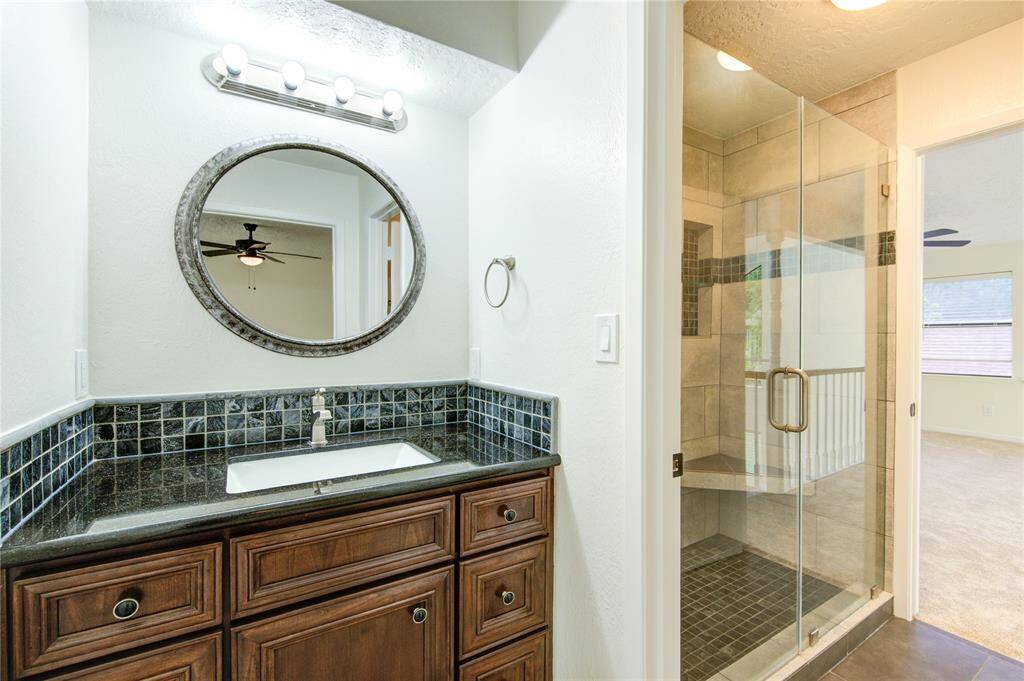 En suite bath for bedroom #4