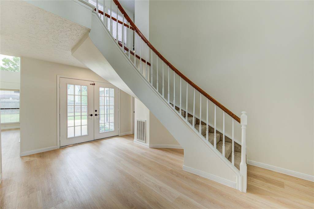 Grand foyer with a curved staircase!