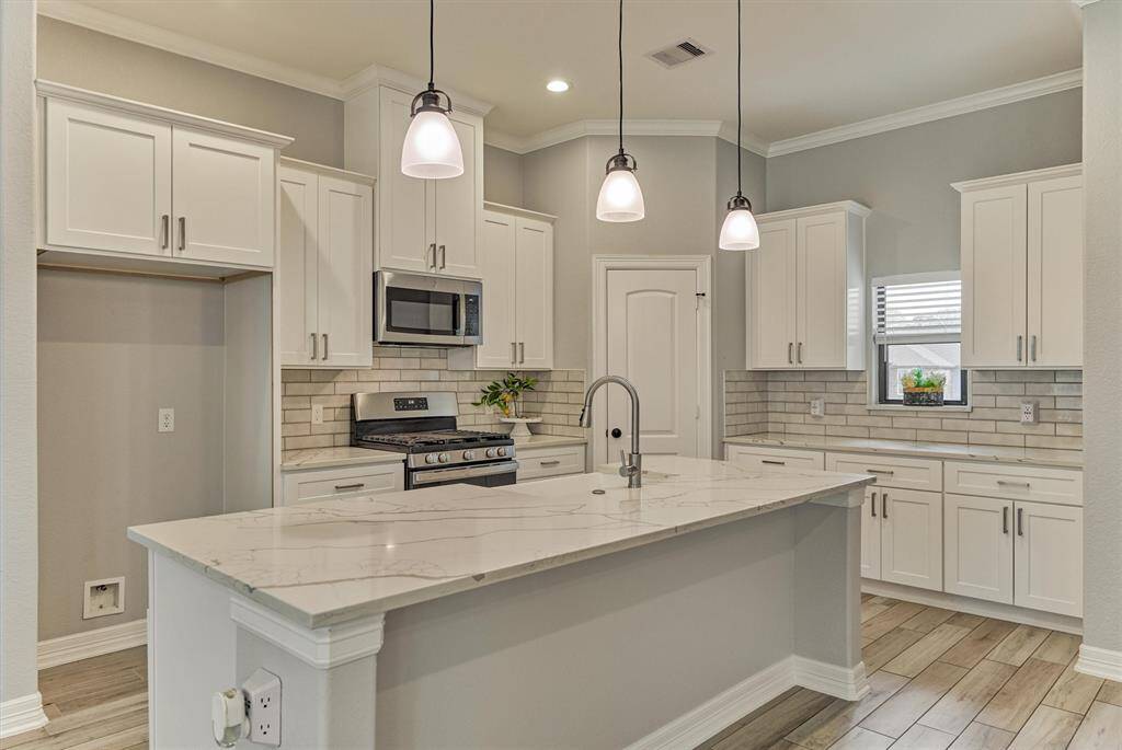 Abundant cabinet and countertop space are winning traits in this magazine-worthy kitchen.