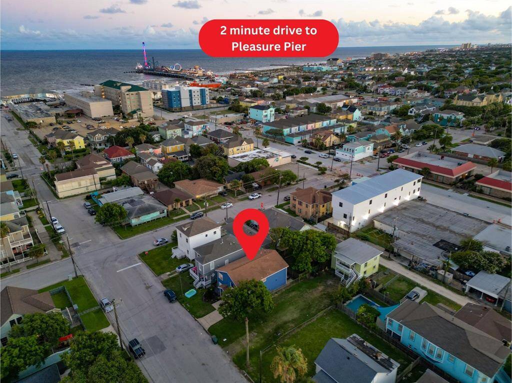 "Charming duplex in a prime location! Just a 2-minute drive to the iconic Pleasure Pier, the seawall, and a variety of shopping and dining options.