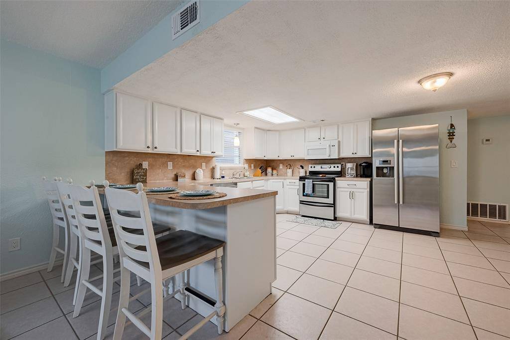 A well-designed U-shaped layout offers abundant storage and workspace in this kitchen, catering to both casual cooks and avid chefs.