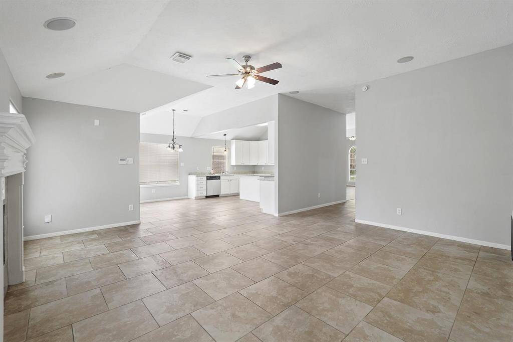 The Tile flows through the Entry, Family, Breakfast and Kitchen!