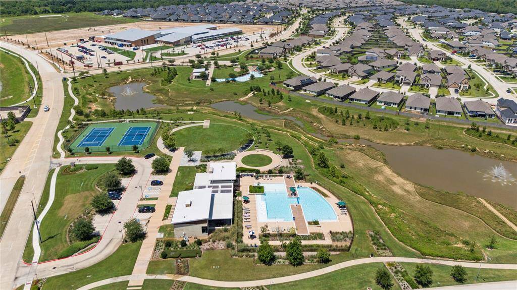 The Dellrose community boasts a clubhouse, pool, splashpad, tennis courts, several parks and walking paths with beautiful scenery!