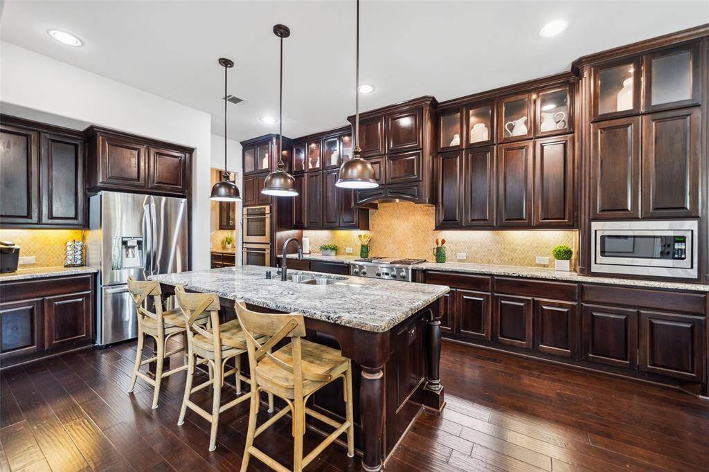 Chef's kitchen features double convection ovens, 5 burner gas cooktop/griddle & new microwave.