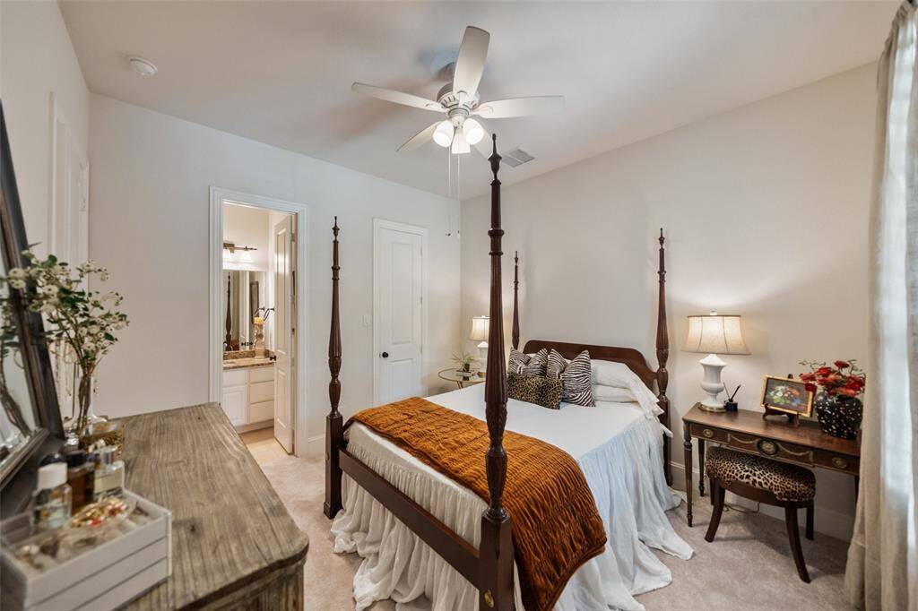 Secondary bedroom on 1st floor with ensuite bathroom.