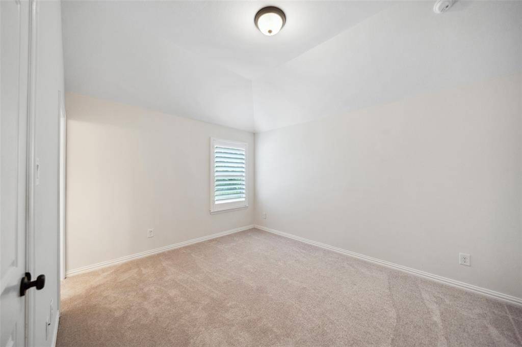 2nd secondary bedroom that shares the Hollywood bathroom. New carpet.
