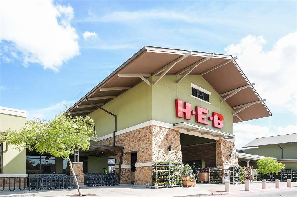 Nearby Creekside Town Green offers array of shopping, restaurants & ameneties.