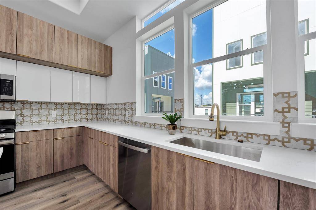 The oversized stainless steel sink and dishwasher makes cleaning up easy and efficient.