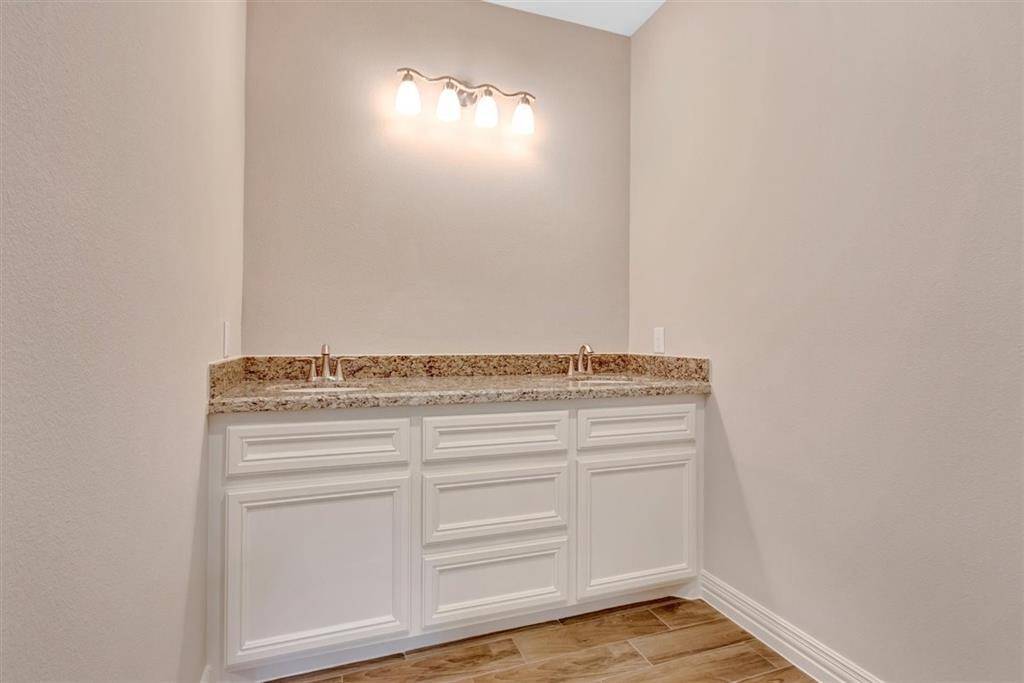 DOUBLE SINKS IN PRIMARY BATH