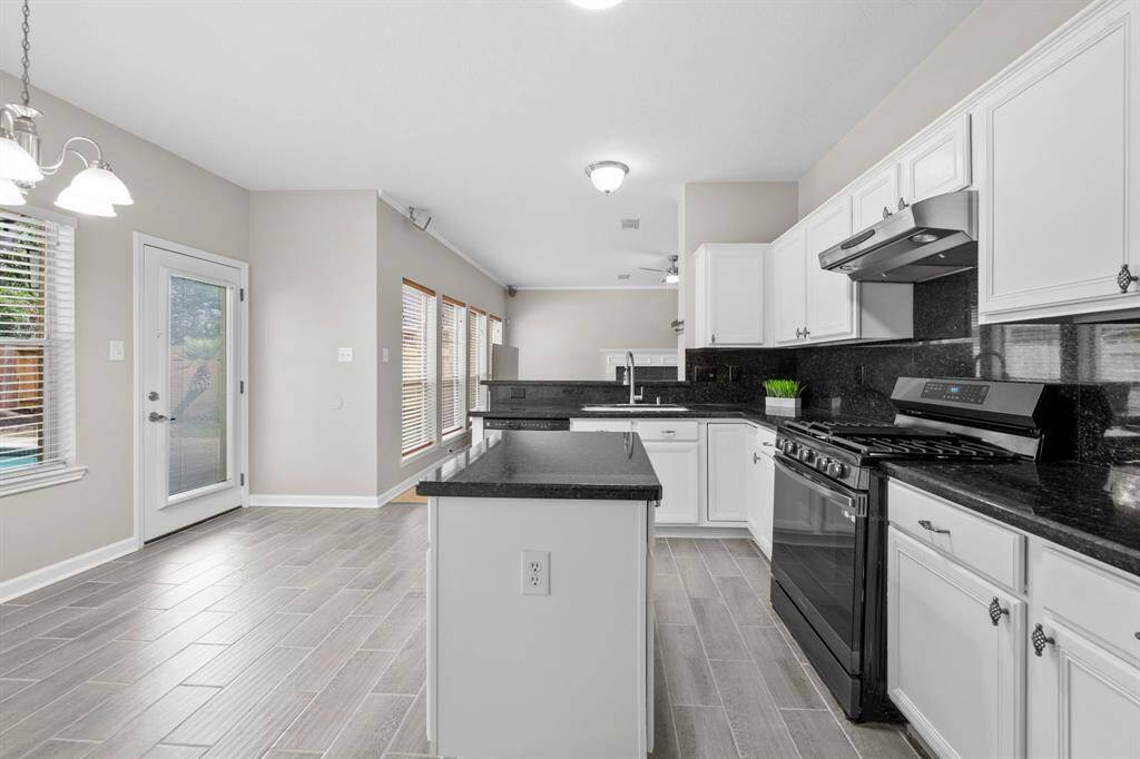 The kitchen is partially open to the family area, allowing for a blend of integration and yet certain privacy.
