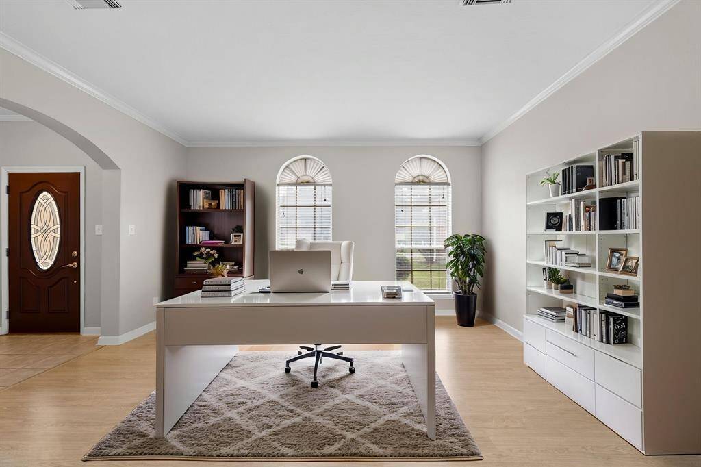 Entry with immediate access to the formal living area (VIRTUALLY STAGED)