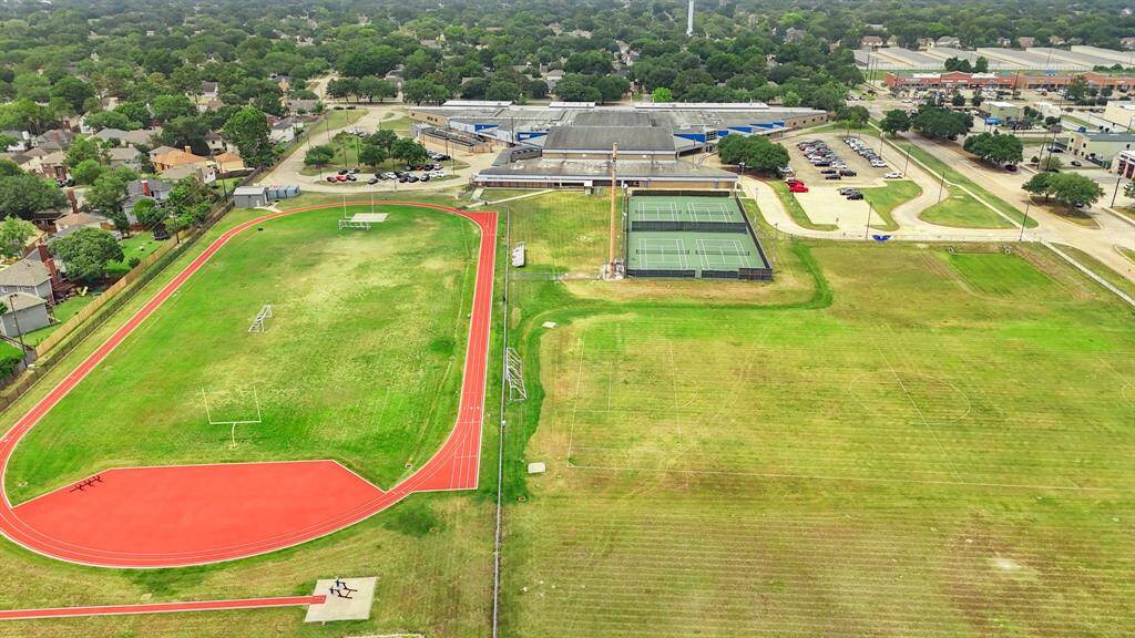 Walking distance to Memorial Parkway Junior High School
