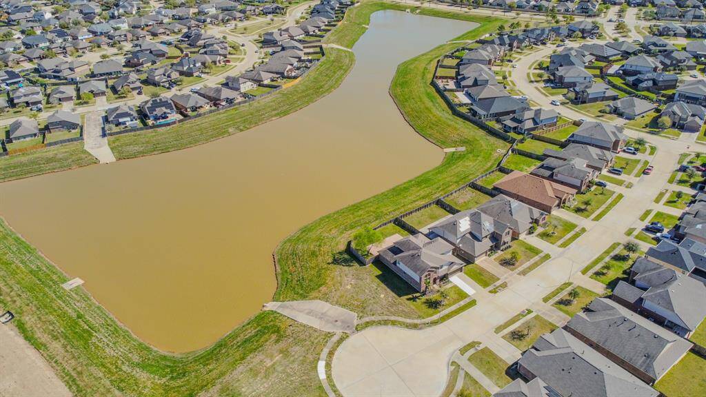 The area boasts spacious streets, green lawns, and a peaceful atmosphere, ideal for families or those seeking a serene living environment.