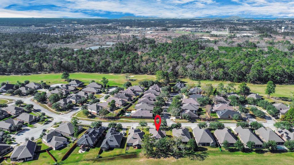 Aerial view to appreciate the golf course community.